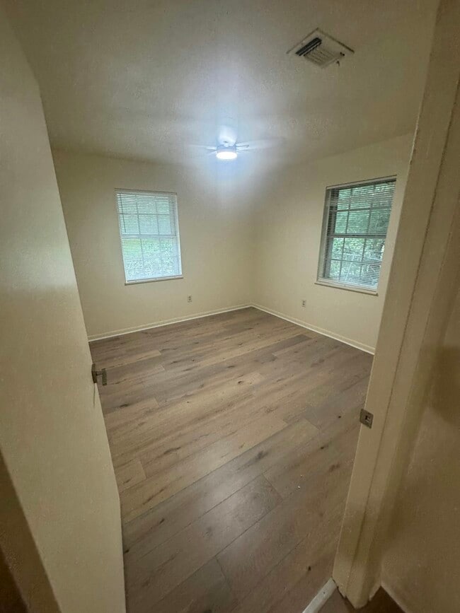 Building Photo - 3013 W La Rua St