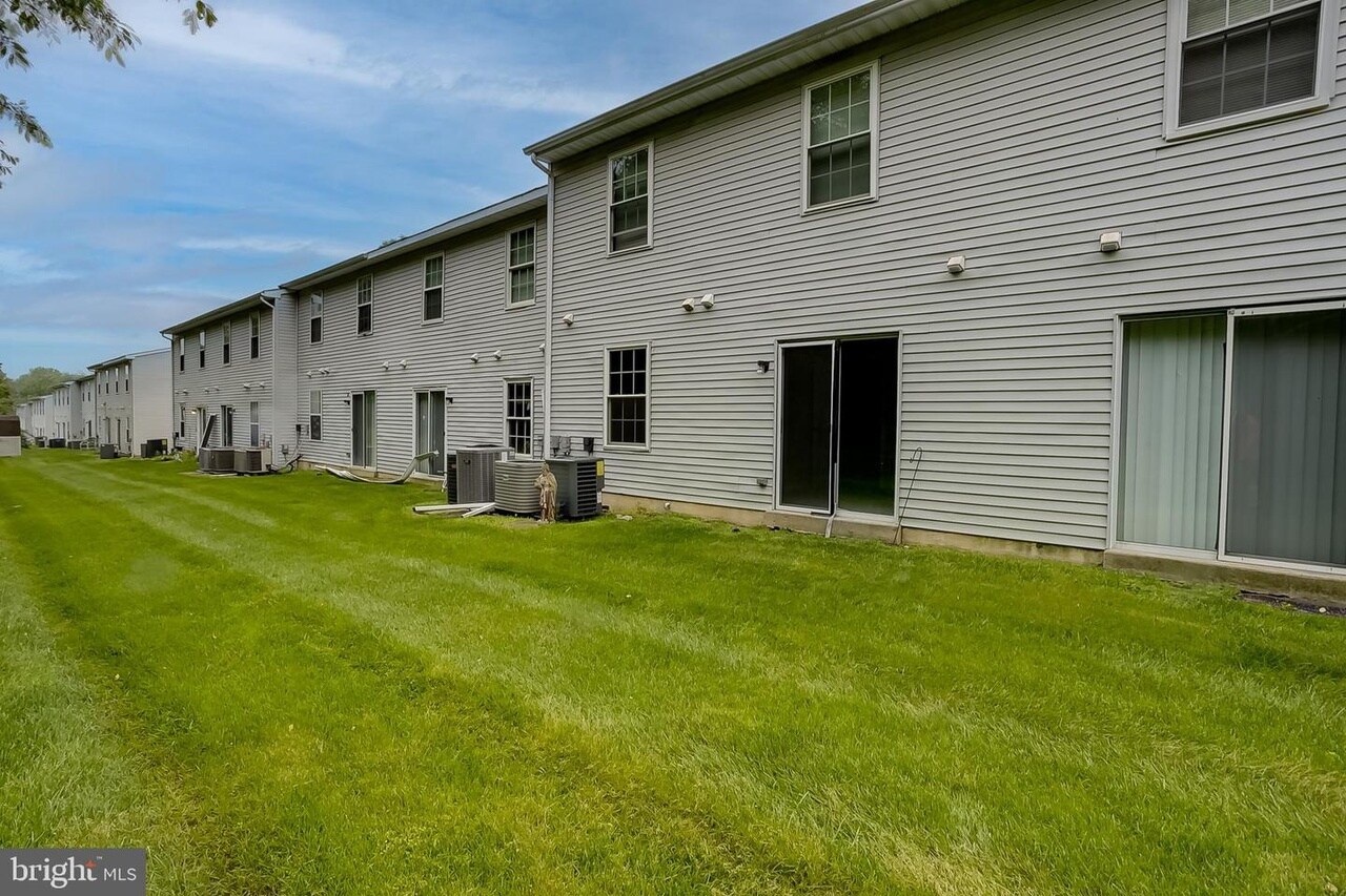 Building Photo - 1002 Huntingdon Mews