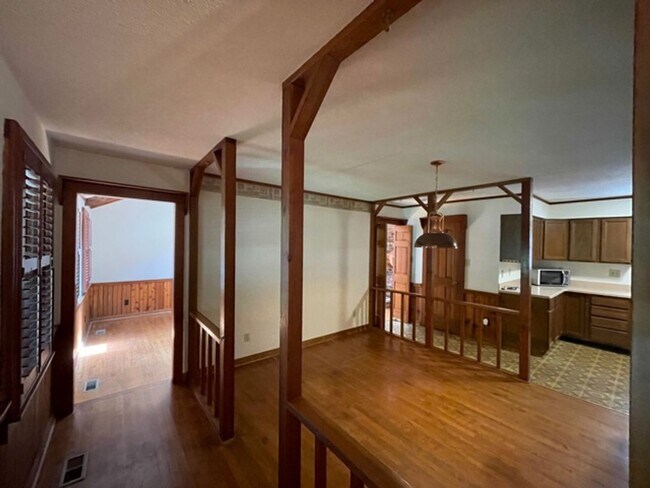 Building Photo - Wonderful ranch with inground pool!