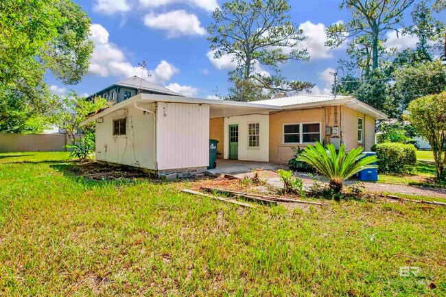 Building Photo - 703 Belrose Ave