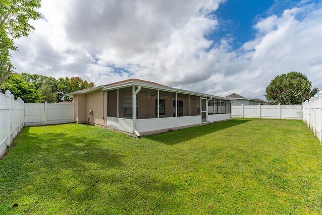 Building Photo - Charming 3-Bedroom, 2-Bath Home with 2-Car Garage and Bonus Room in Poinciana!