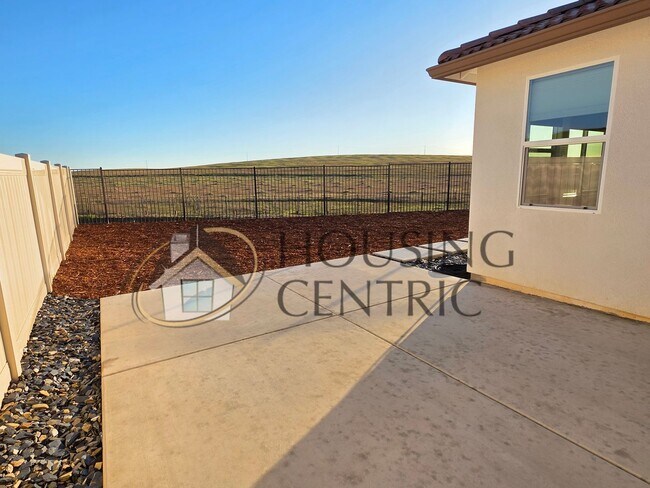 Building Photo - Executive Single Story Rental in HIGHLY DESIRABLE Heritage 55+ Community!