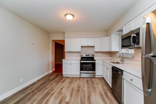 Building Photo - 9548 Brookside Dr