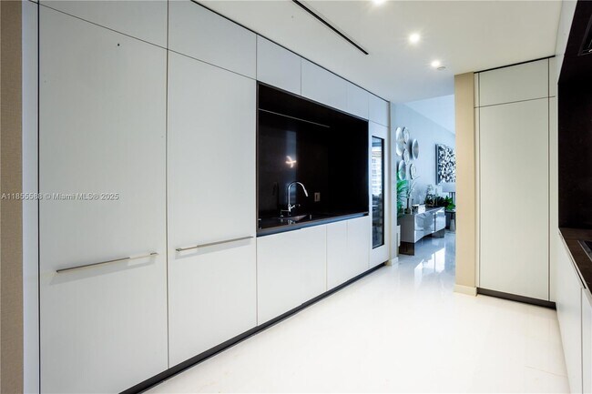 Building Photo - 300 Biscayne Blvd Way