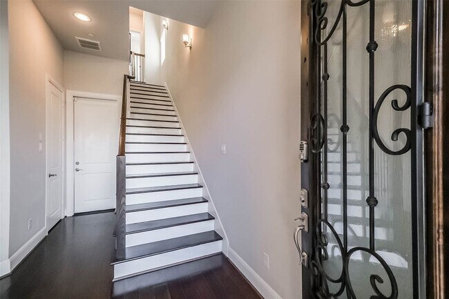 Building Photo - 4015 Lillian St