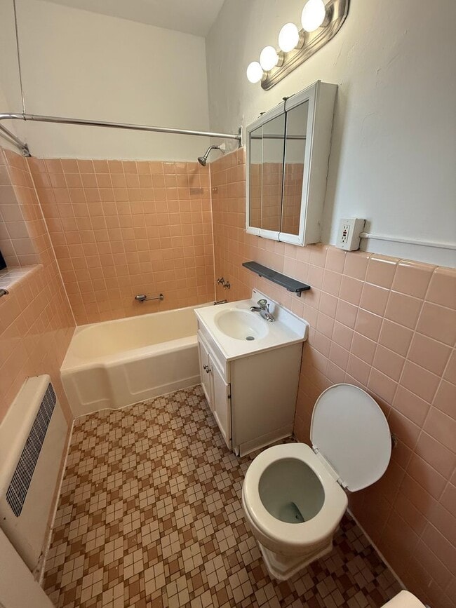 Building Photo - 6230 N Kenmore Ave