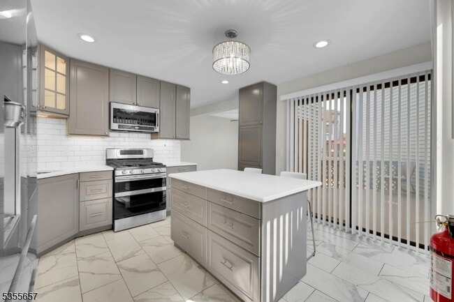 Building Photo - 8 Delbarton Ct