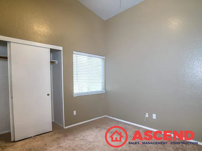 Building Photo - Lovely 3 Bedroom Home Off McCutchen and Ol...