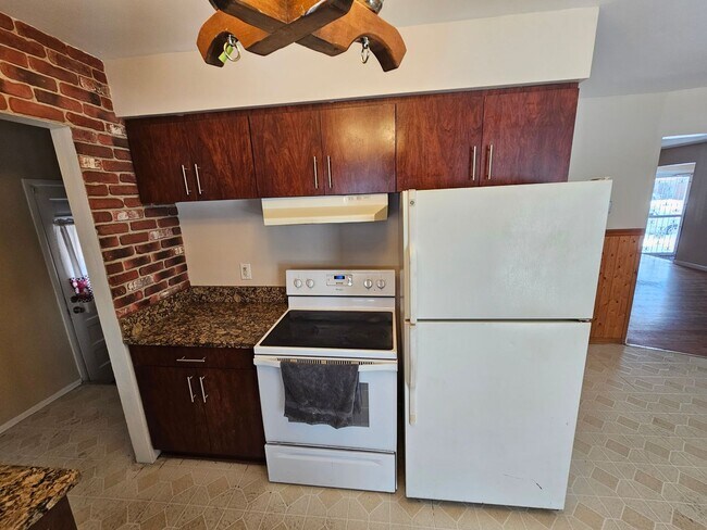 Building Photo - Come see your new home!