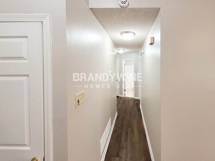 Building Photo - 4431 Grand Pyramid Dr