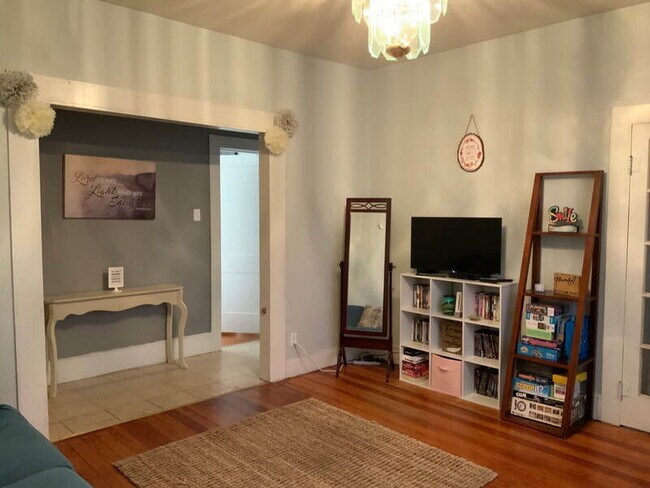Building Photo - Charming 3 bedroom 2 bathroom home on larg...