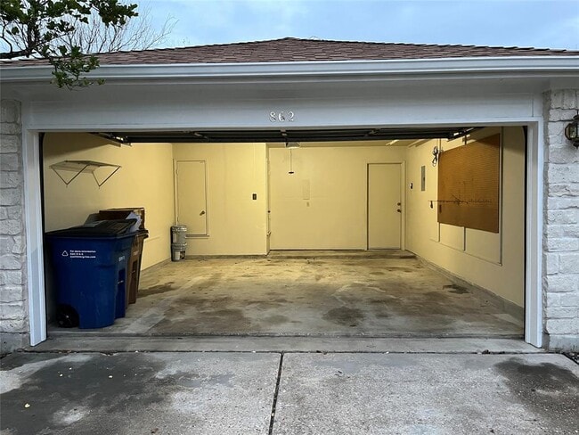 Building Photo - 862 Latteridge Dr