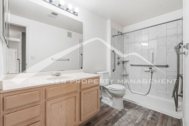 Building Photo - Spacious Condo with Washer/Dryer and Central AC