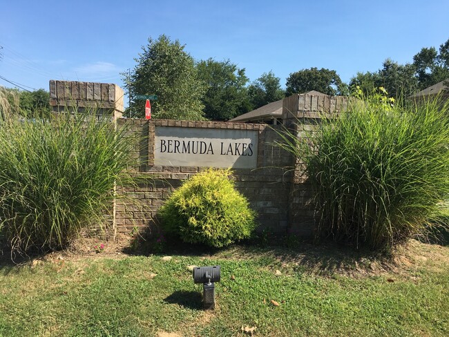 Building Photo - Large Updated 3 Bed / 2.5 Bath Home