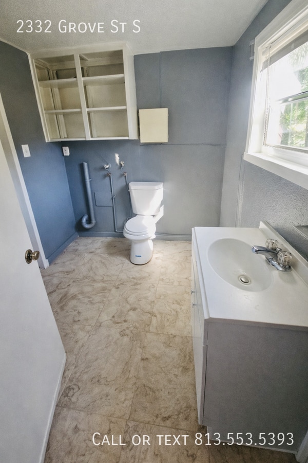 Building Photo - 2332 Grove St S