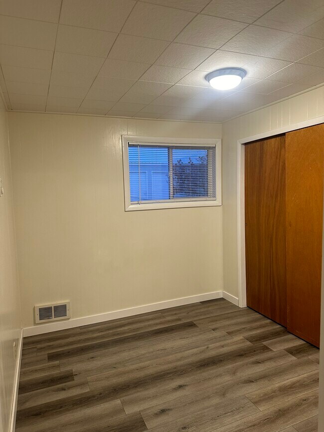 Bedroom & Closet - 231 NE 10th St