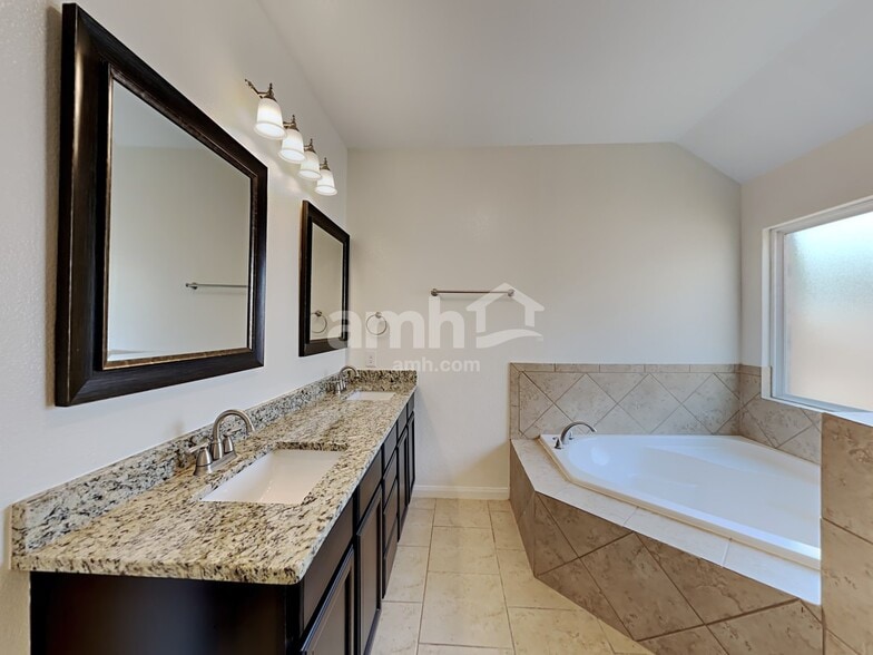 Building Photo - 7913 Oxbow Way