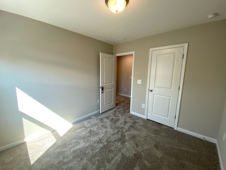 Building Photo - Room in Townhome on Adobe Pl