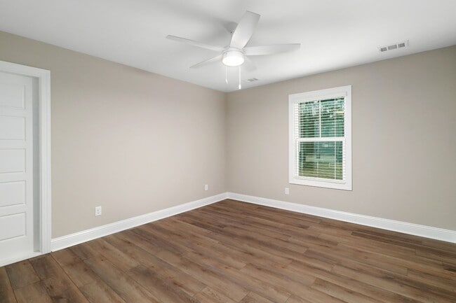 Building Photo - 204 Pineland Dr