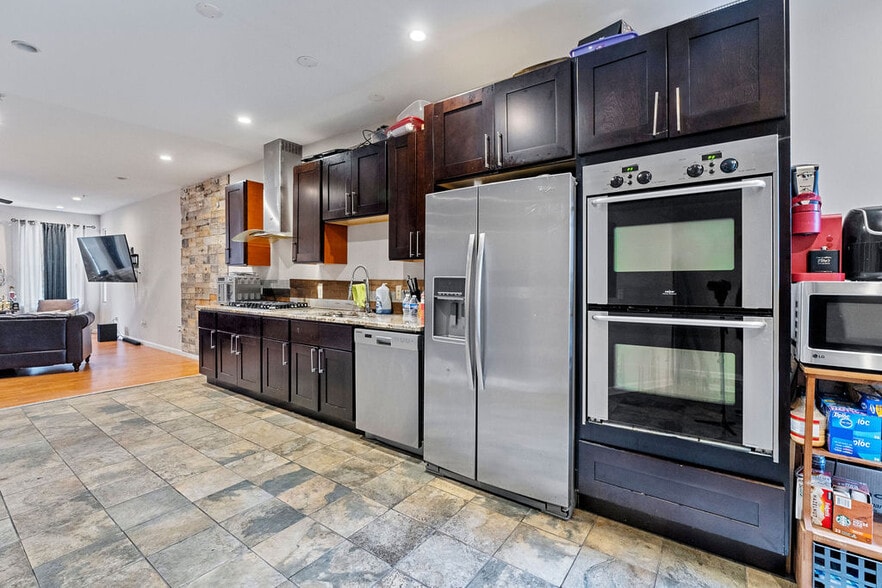 Primary Photo - 2124 Bolton St