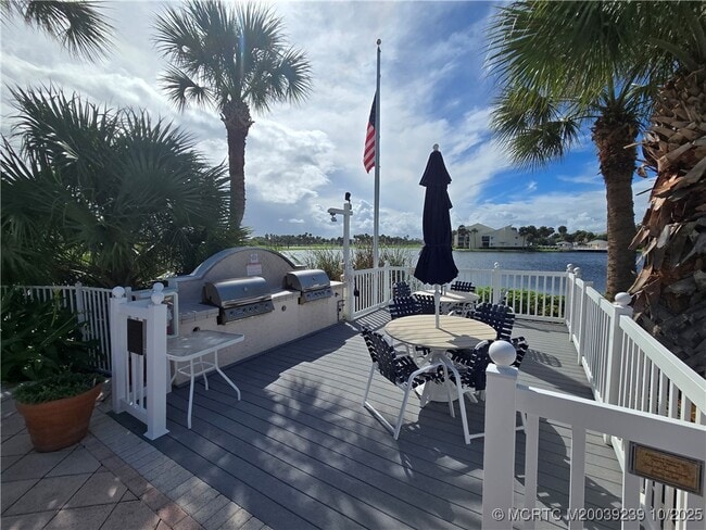Building Photo - 484 NE Plantation Rd