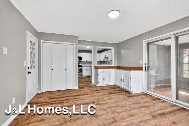 Building Photo - 1655 Westfield Dr N