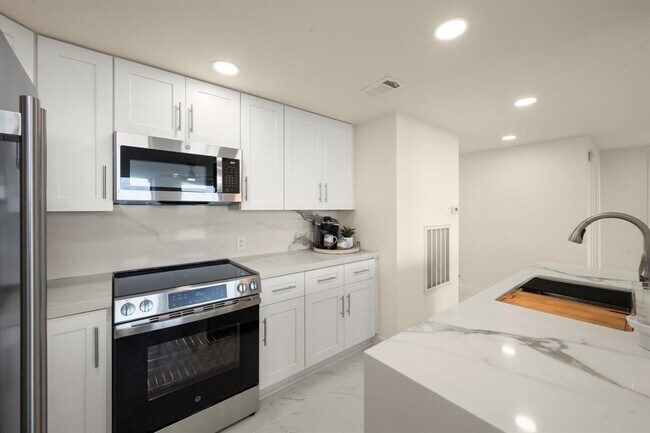 Building Photo - 14655 Champion Forest Dr Dr