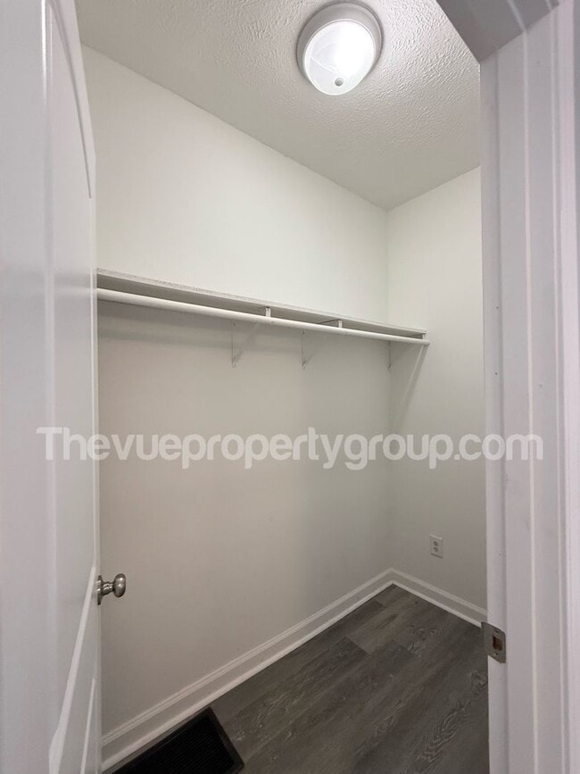 Building Photo - Remodeled 3 Bed, 2 Bath Home with Luxuriou...
