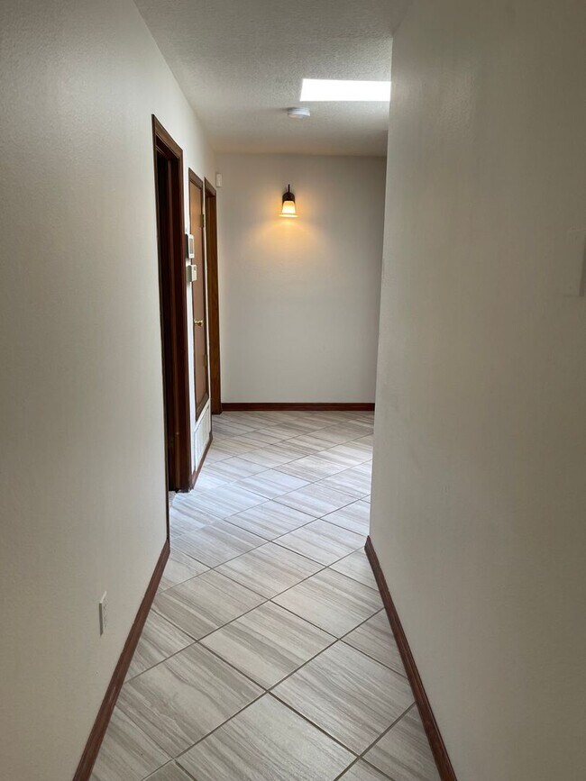 Building Photo - 3 Bedroom Near Mariposa Park in Taylor Ranch