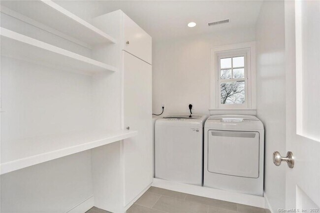 Building Photo - 50 Oak St