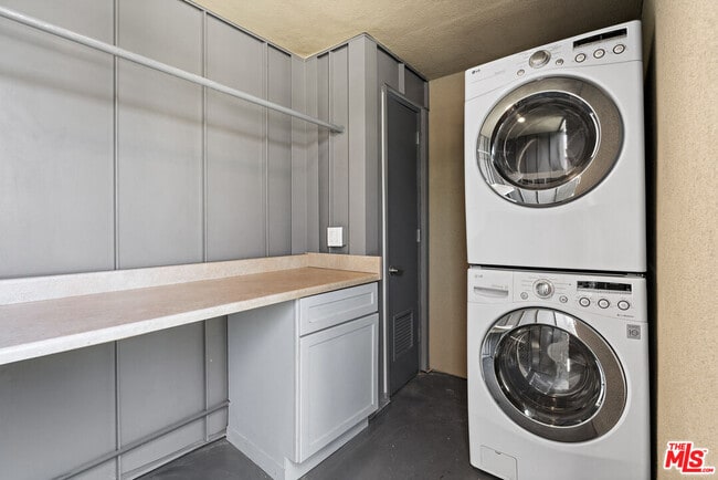 Building Photo - 1250 N Harper Ave