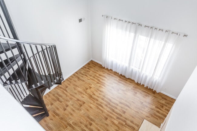 Living room high ceiling - 1738 S Bentley Ave