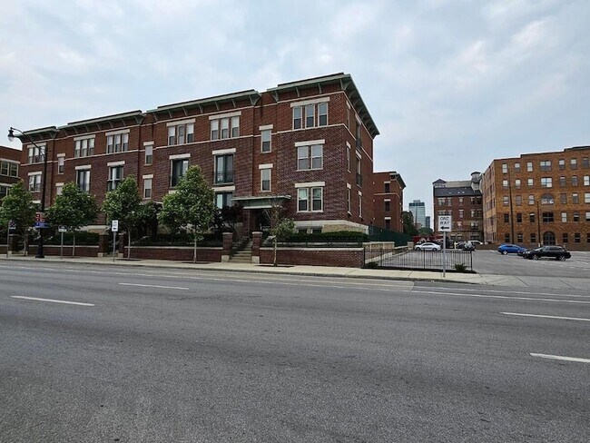 Building Photo - 120 E Mound St