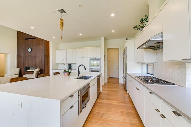 Building Photo - 6007 Nasco Dr