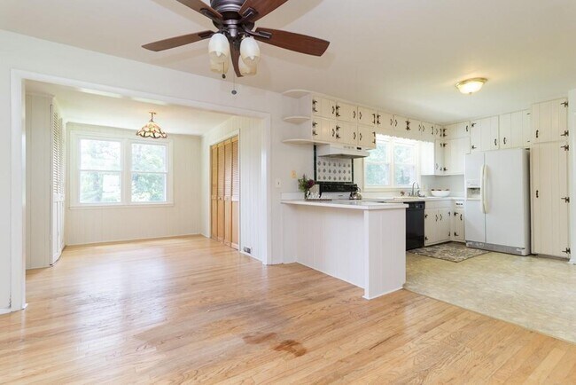 Building Photo - 2118 Allaire Ln NE