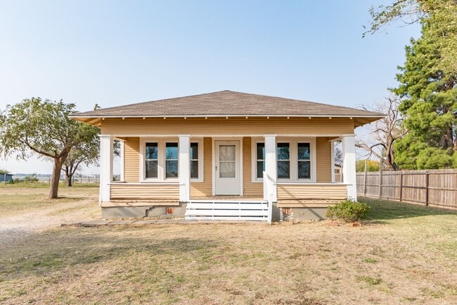 Primary Photo - 2 Bedroom Cottage for Lease