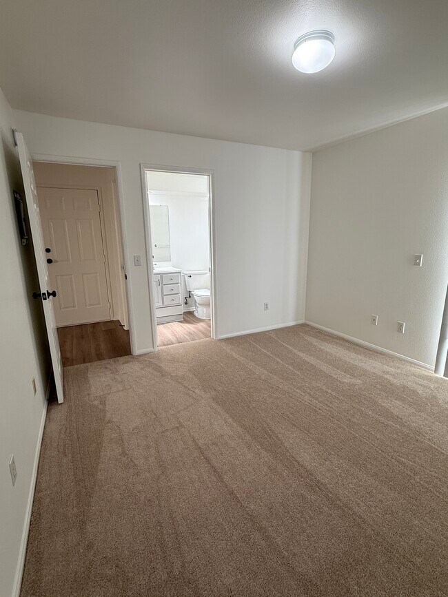 Building Photo - 1211 W 164th St