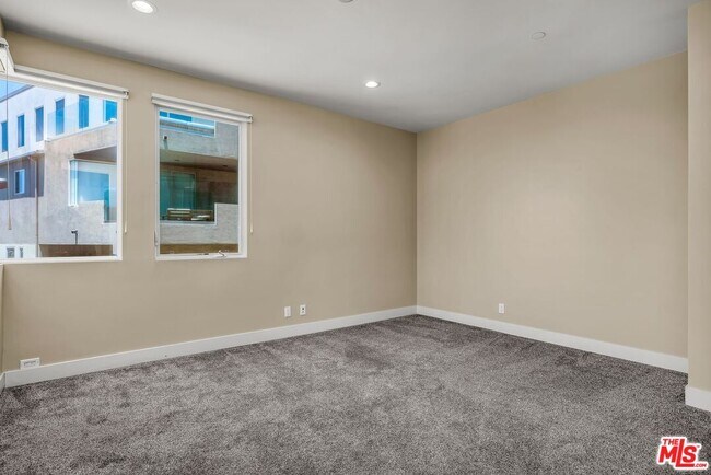 Building Photo - 308 Gull St