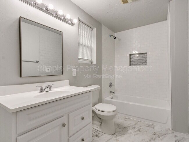 Building Photo - 611 E Springer Ave