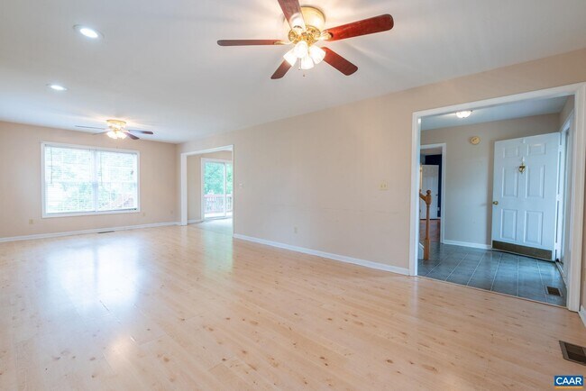 Building Photo - 497 Sunset Dr
