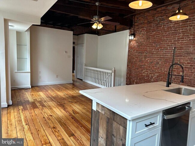 Building Photo - 115 W 13th St