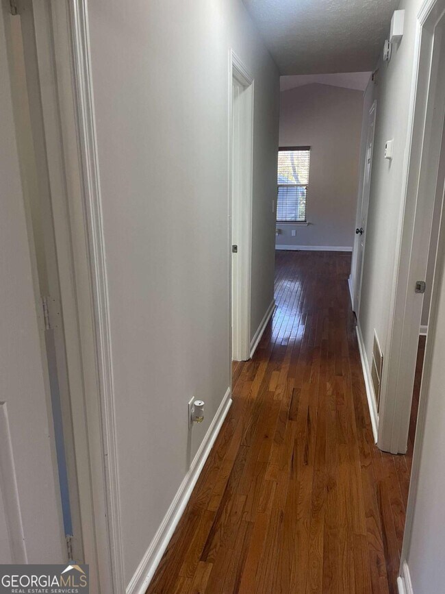 Building Photo - 3015 Cascade Manor Dr