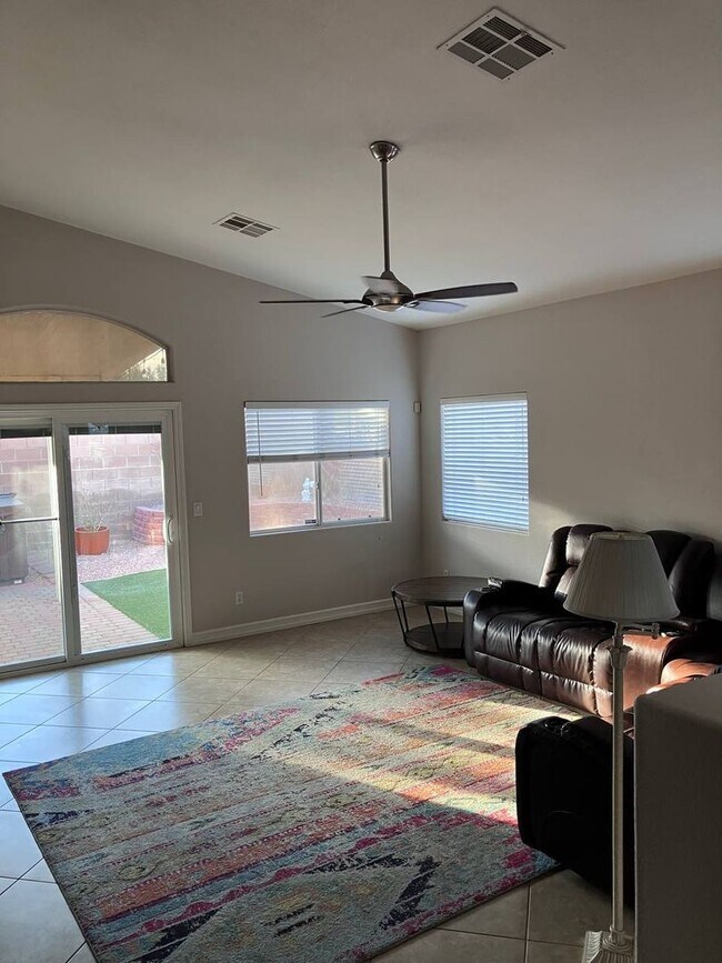 Building Photo - IMMACULATE FURNISHED 3BEDROOM GREEN VALLEY BEAUTY!