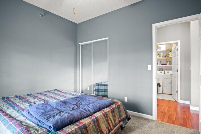 Building Photo - Easy living Condo with 1 car garage!