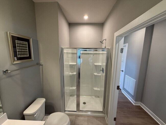 Building Photo - Never loved in Model Homes