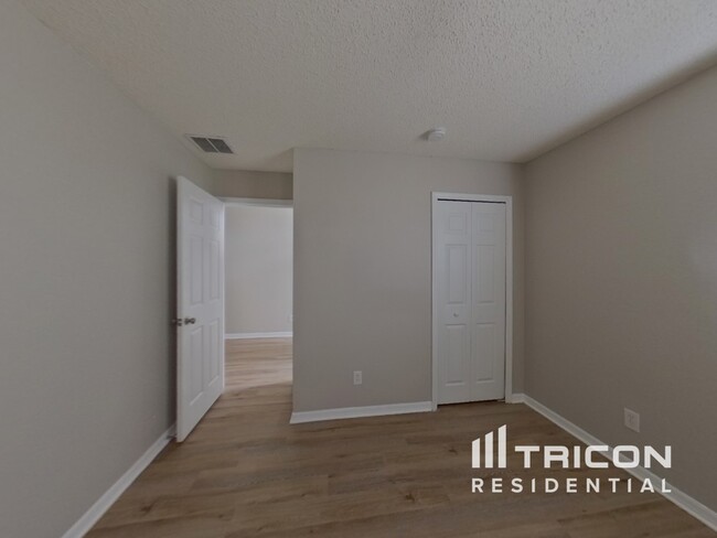Building Photo - 4081 Lake Bluff Dr