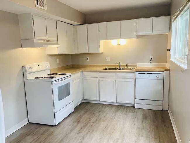 Building Photo - 1615 Cottonwood Dr