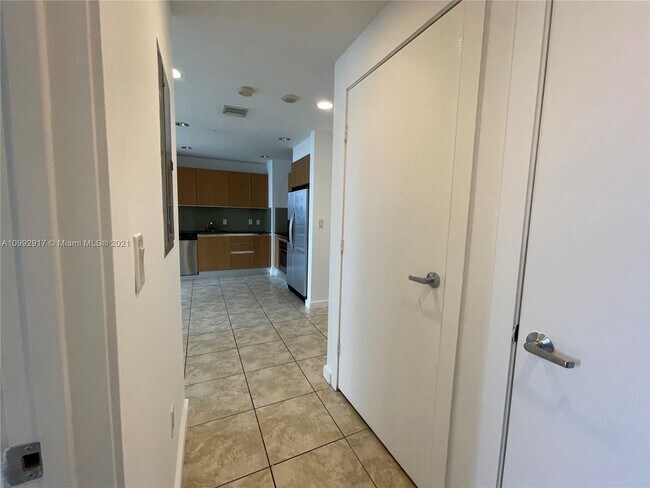 Building Photo - Luxury spacious 1-bedroom apartment with b...