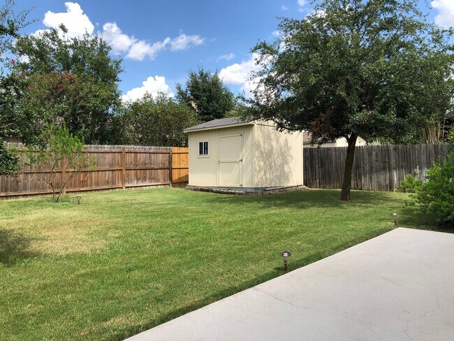 Building Photo - 4 bedroom/2.5 Bath Retama Springs Subdivision