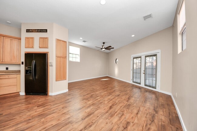 Building Photo - 832 W 27th St